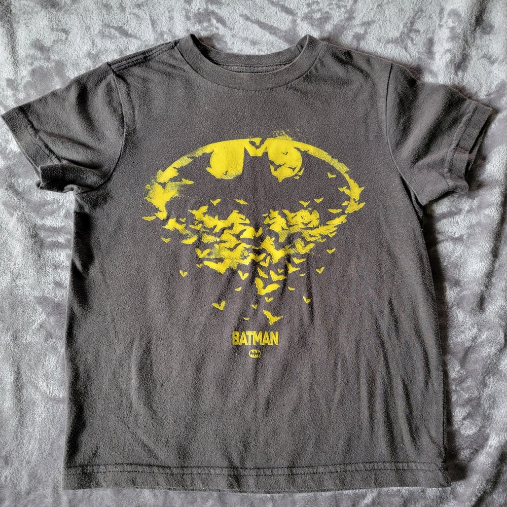 Batman Graphic Tee Kids XS Charcoal Yellow Excellent DC Comics Bats Logo 756